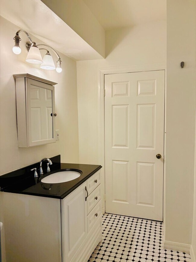 Building Photo - 2130 W 29th Pl