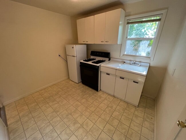 Building Photo - 102 E Park Ave