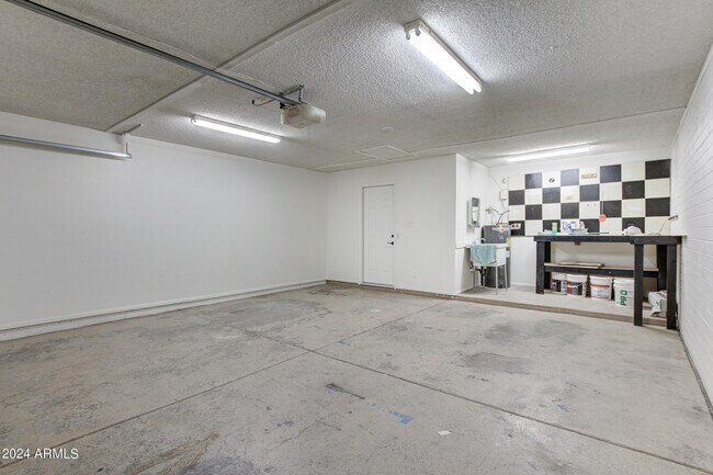 Building Photo - 5111 W Beverly Ln