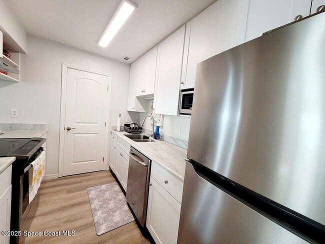Building Photo - 225 S Tropical Trail