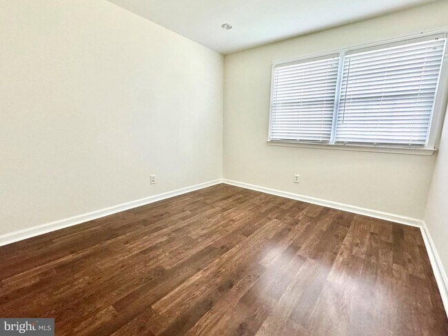 Building Photo - 302 Mimosa Ave