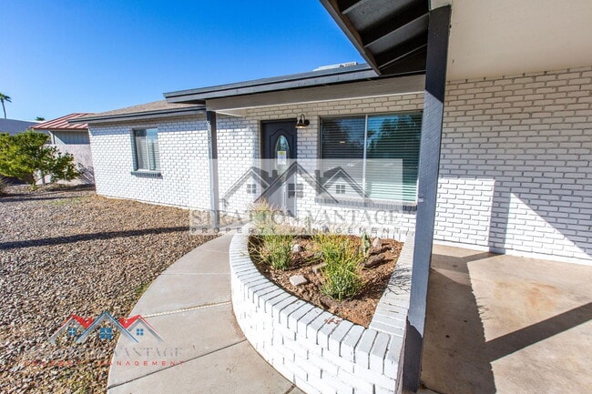 Building Photo - 2526 E Juanita Ave