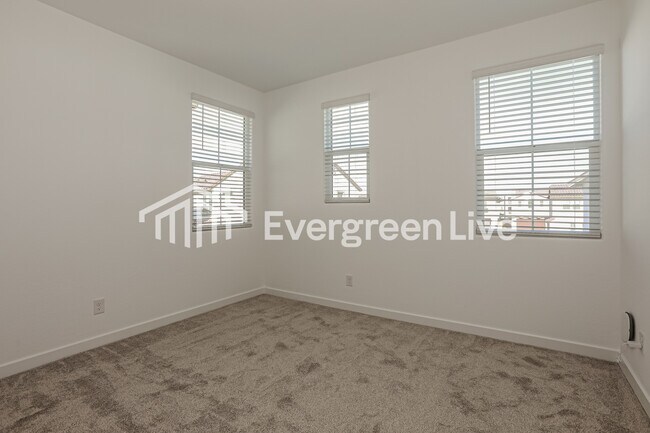 Building Photo - 10135 E Ulysses Ave