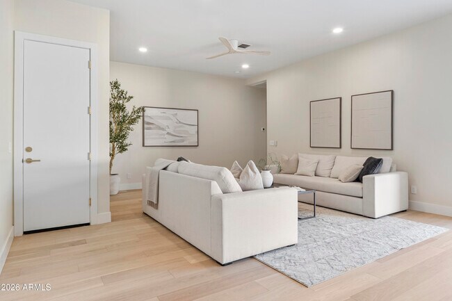 Building Photo - 5540 E Dahlia Dr