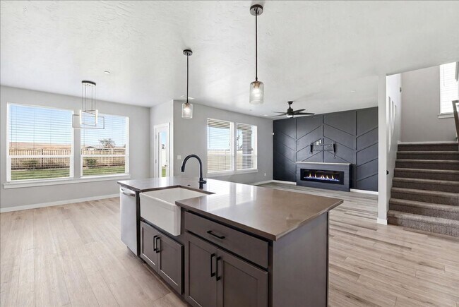 Building Photo - 5 Bedroom, 2.5 Bathroom home located in Southeast Boise