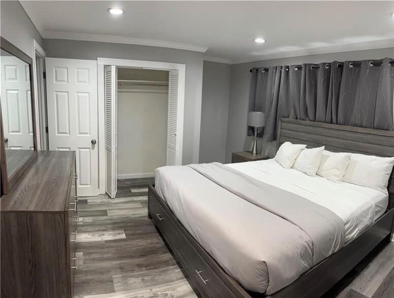 Building Photo - 110 Post Rd