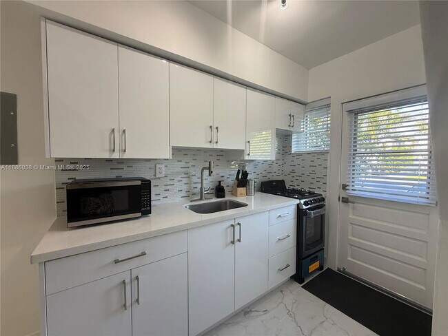 Building Photo - 8340 Crespi Blvd