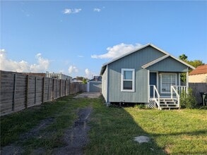 Building Photo - 637 Jester St