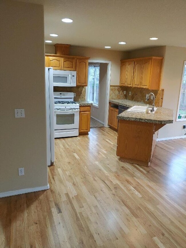 Building Photo - Newer 4 bedroom Home