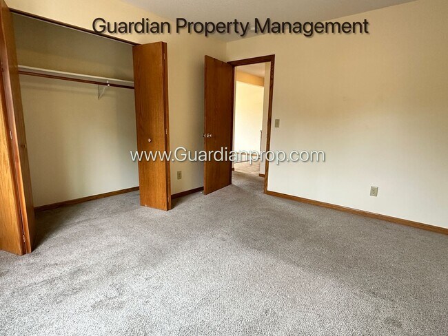 Building Photo - Longfellow Top Floor Apartment, Blocks Fro...