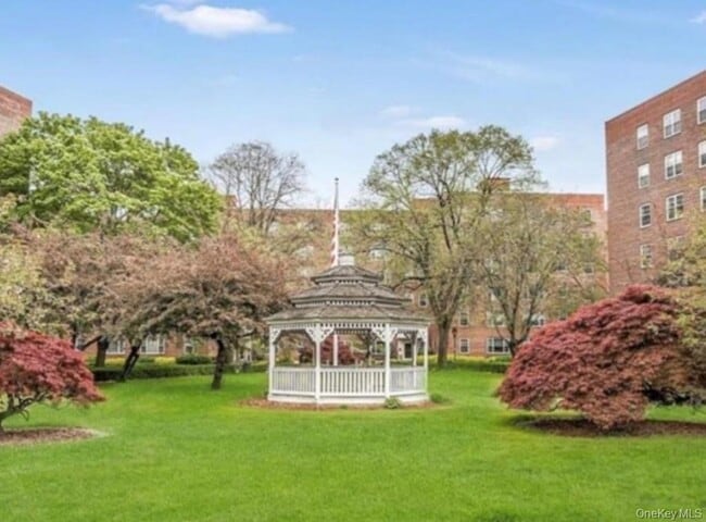 Building Photo - 210 Pelham Rd