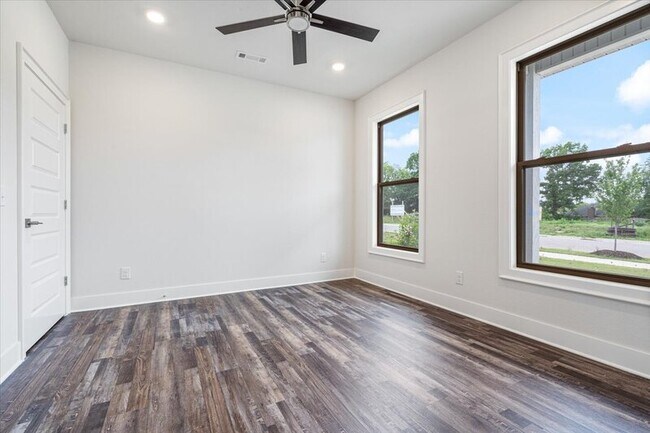 Building Photo - 1705 S 23rd Pl