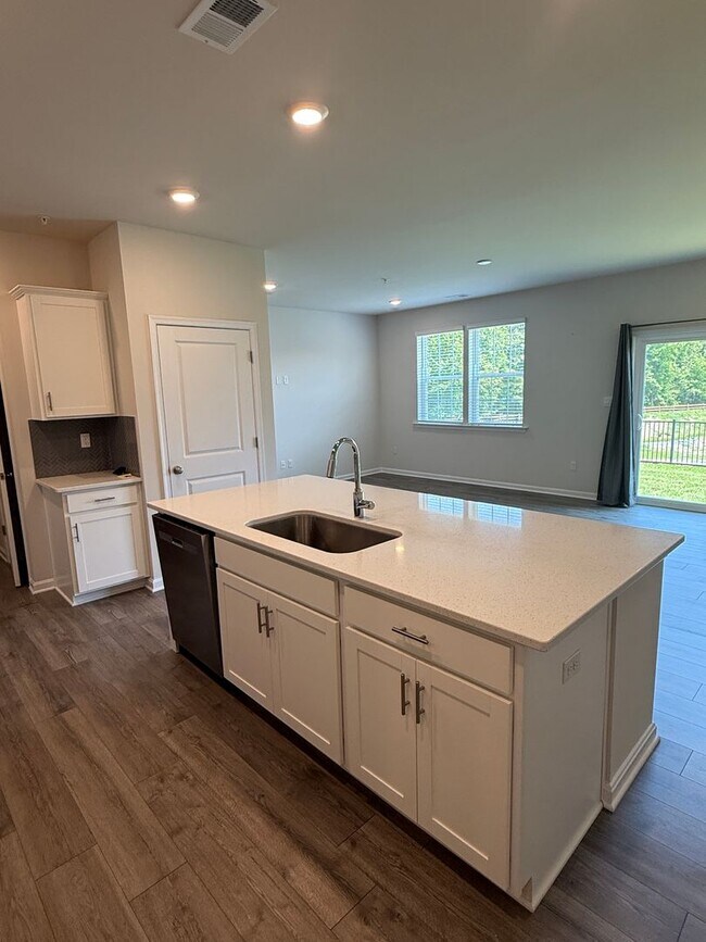 Building Photo - Beautiful 4BR Home with Garage & Modern Kitchen in Greenway Farms