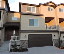 Building Photo - 3 bedroom townhouse