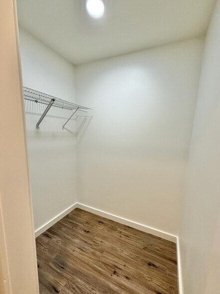 Building Photo - 6386-6386 Shelton Ct