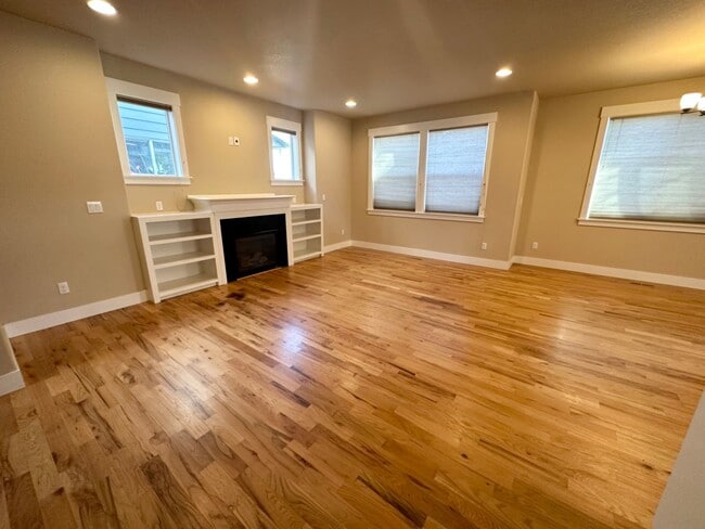 Building Photo - Super Cute 3 Bedroom with Bonus/Office in SE Portland Home!