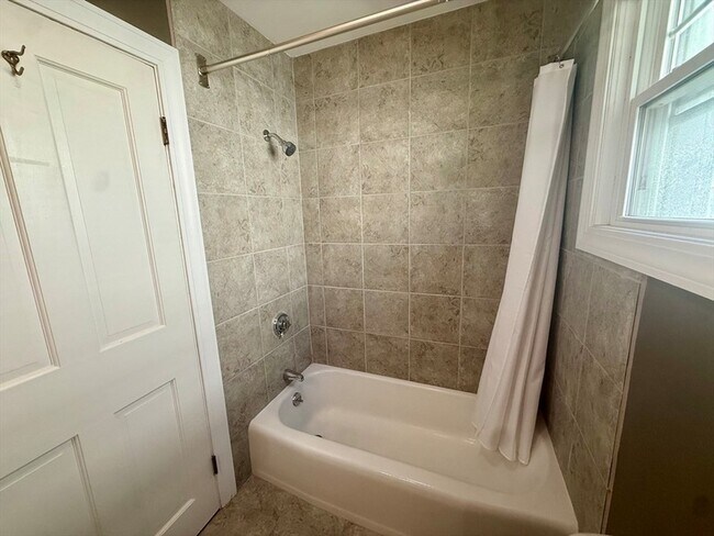 Building Photo - 10 Samoset St
