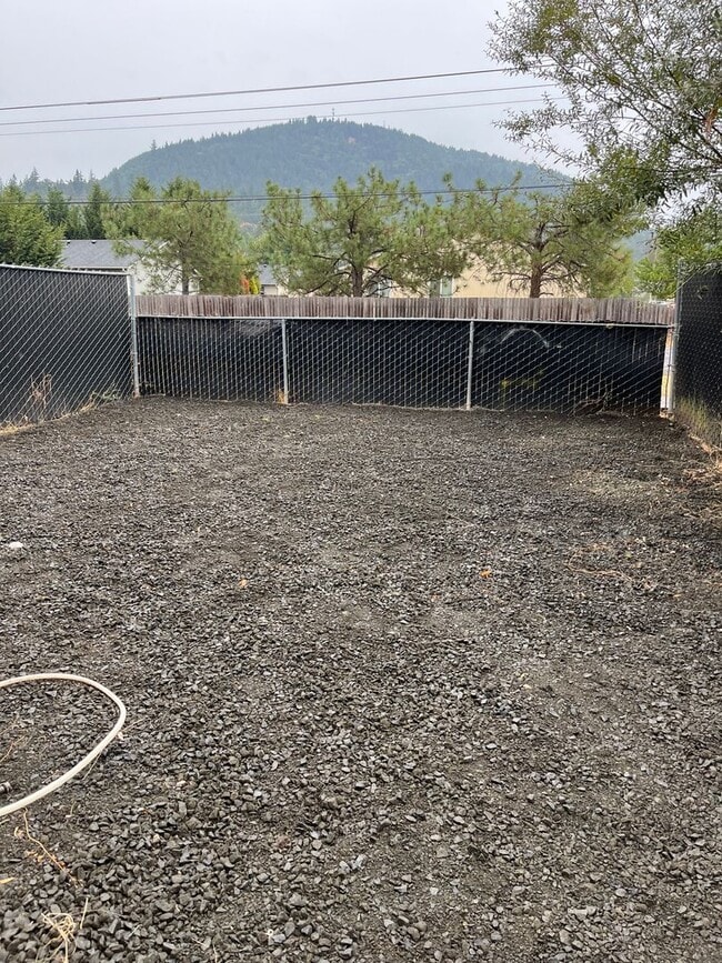 Building Photo - Townhouse style duplex in Lowell