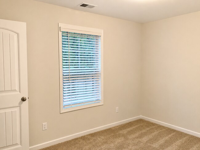 Building Photo - 4BR Home with Community Pool & Modern Finishes!