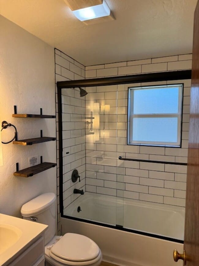 Building Photo - SINGLE LEVEL HOME WITH SPACIOUS FENCED IN YARD