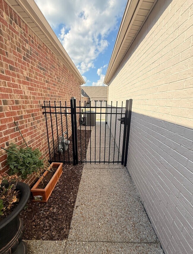 Building Photo - 9030 Headwaters Dr