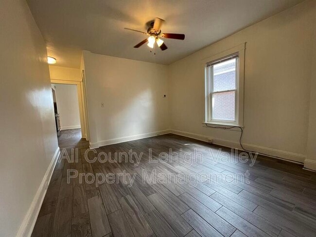 Building Photo - 410 4th Ave