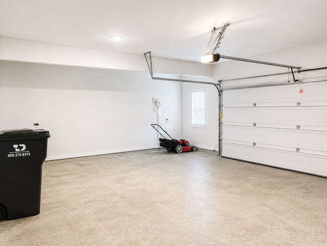 Building Photo - Beautiful 3 Bedroom Home + Study in Paramount