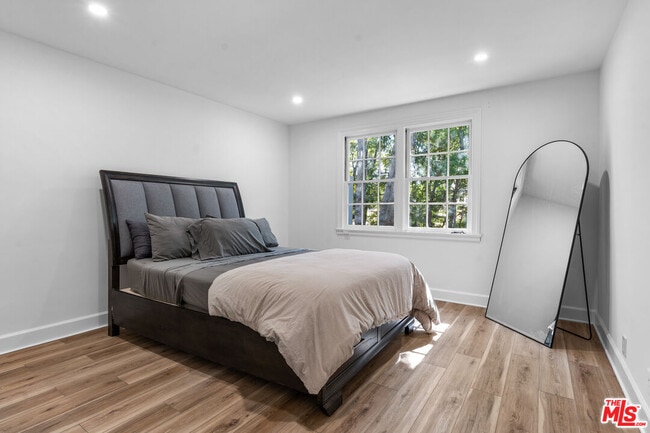 Building Photo - 926 N Alpine Dr