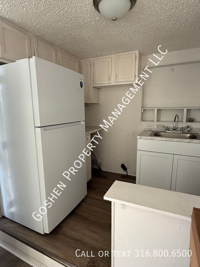 Building Photo - 1023 S Millwood Ave