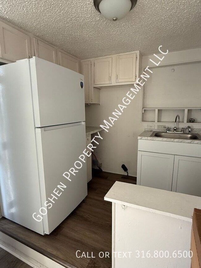 Building Photo - 1023 S Millwood-B