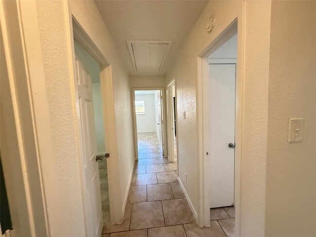 Building Photo - 10715 Sagewillow Ln