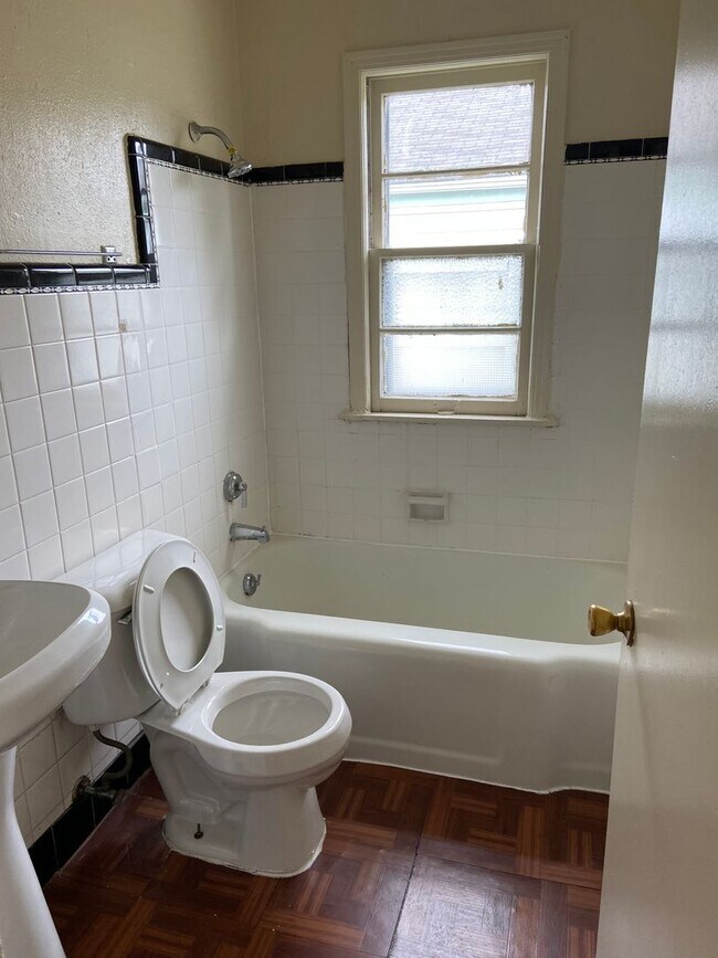 Building Photo - 2BR SINGLE FAMILY HOME, YARD, GARAGE, FULL BASEMENT, HANDY LOCATION!