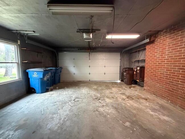 Building Photo - 1045 N Florissant Rd