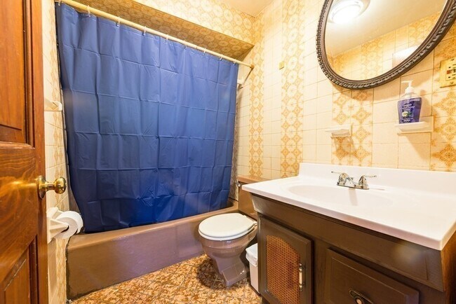 Building Photo - 474 E 7th St