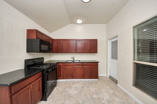 Building Photo - 13918 Goodridge Dr