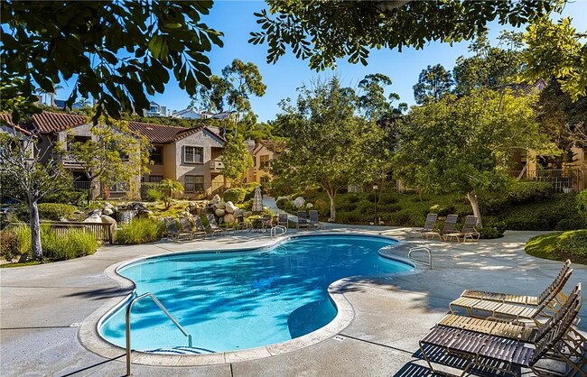 Building Photo - This beautiful, spacious 1-bedroom upper l...