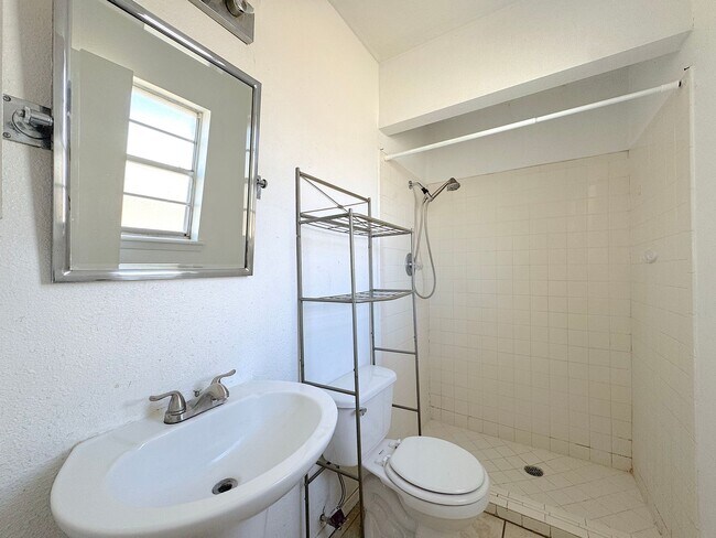 Building Photo - Northeast El Paso 3 bed