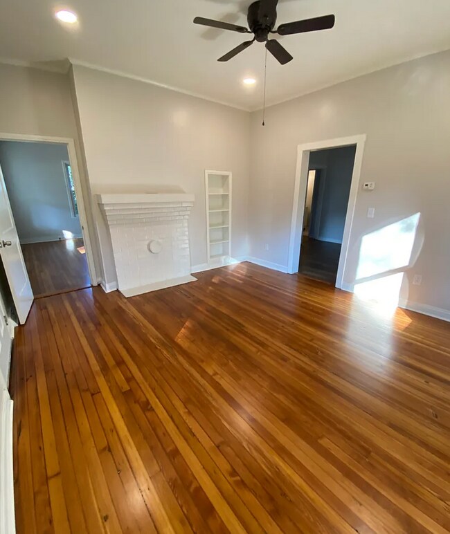 Building Photo - Renovated 3/1 Available Near Downtown Greenville!