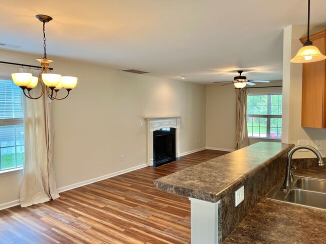 Building Photo - Sellhorn Heights Beauty, 4BR/2.5BA, Fenced...