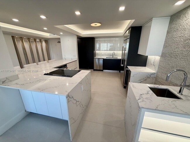 Building Photo - 900 Bay Dr