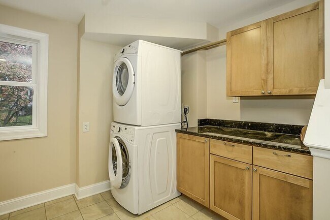 Building Photo - 110 Shasta Ct