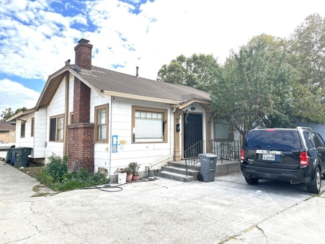 Building Photo - 5 Bed/2 Full Baths W/Washer&Dryer Hook Ups!