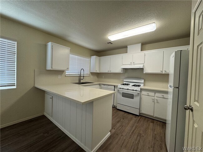 Building Photo - 2460 Lakeside Dr