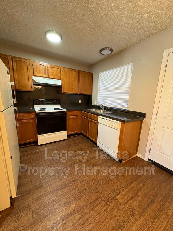 Building Photo - 1610 Sun Valley Dr