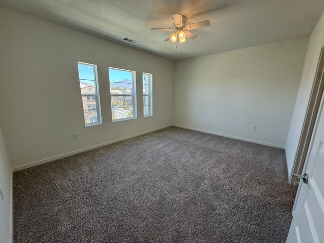 Building Photo - Never-Lived-In, Beautifully Upgraded Three-Story Condo