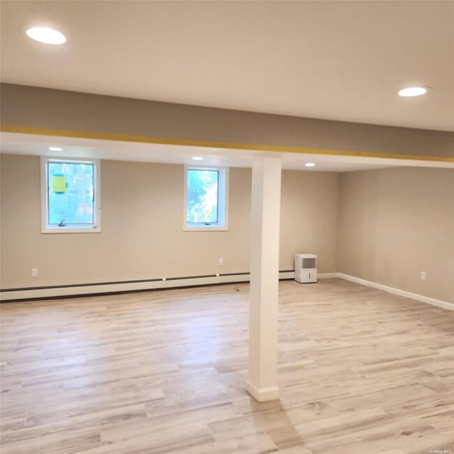Building Photo - 384 Soundview Dr