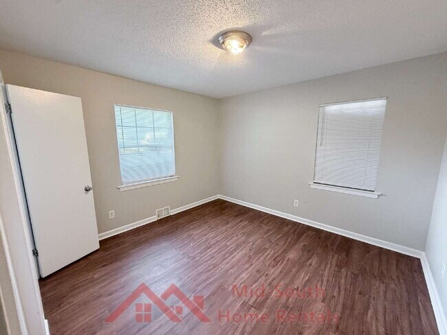Building Photo - 2050 Sharon Ln