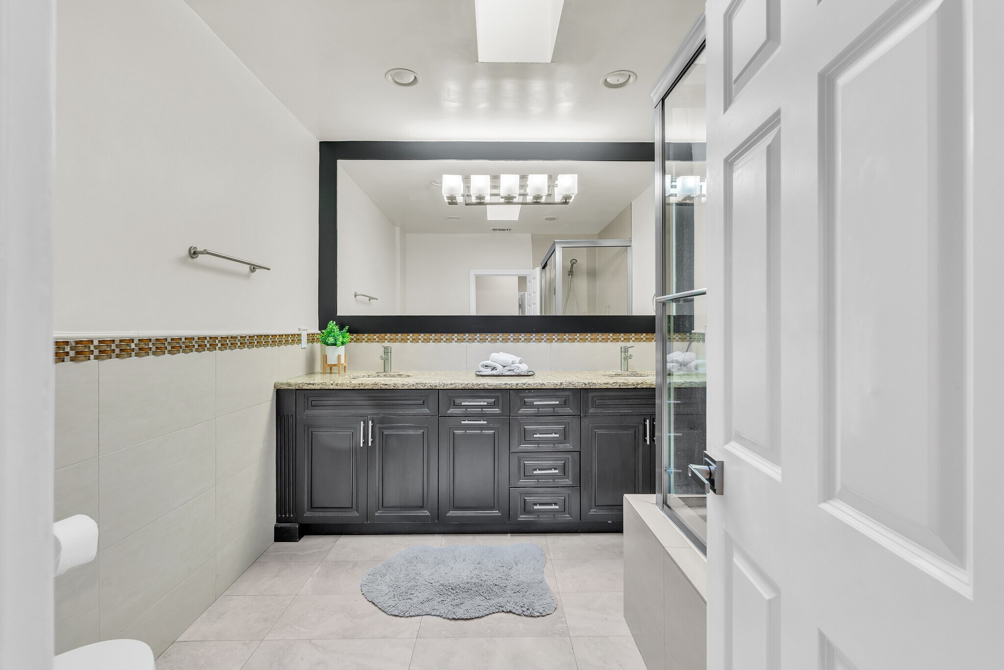 Building Photo - 326 N Doheny Dr