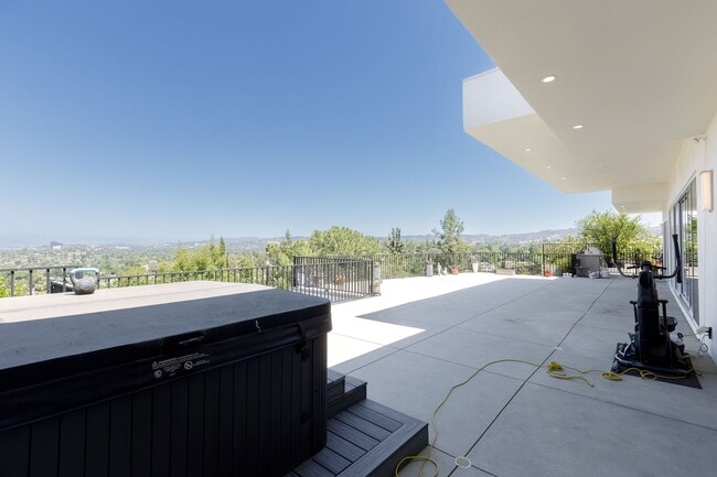Building Photo - 4 Br 5 Ba with STUNNING VIEWS and Jacuzzi