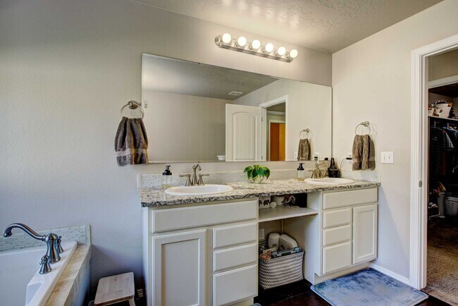 Building Photo - Beautiful 6 bed 2.5 bath home located in t...